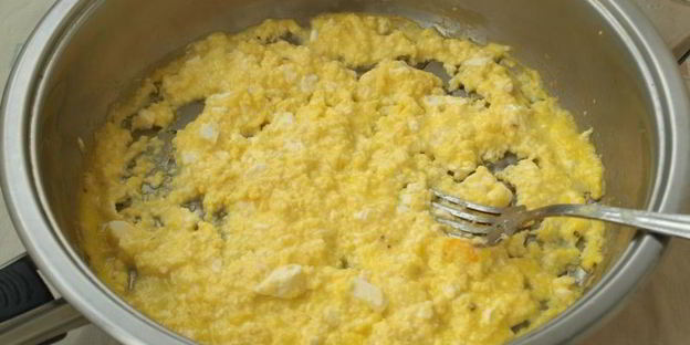 зеленые бутерброды с омлетом и брынзой