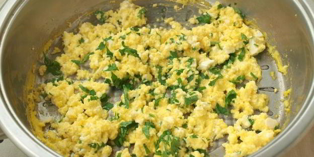 зеленые бутерброды с омлетом и брынзой