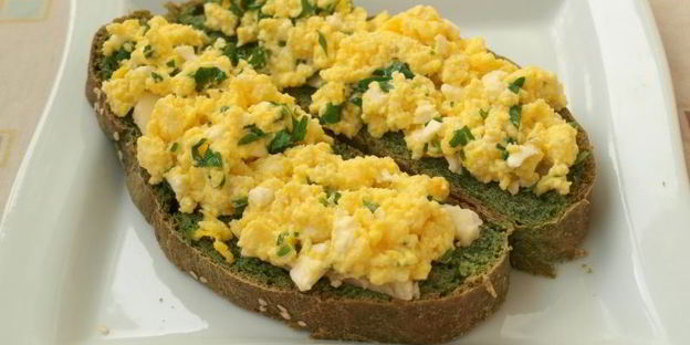 зеленые бутерброды с омлетом и брынзой