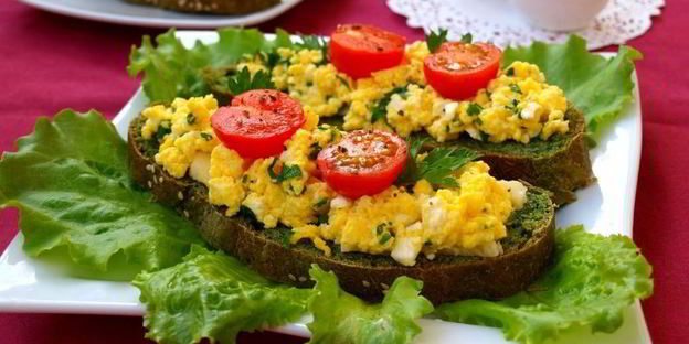 зеленые бутерброды с омлетом и брынзой