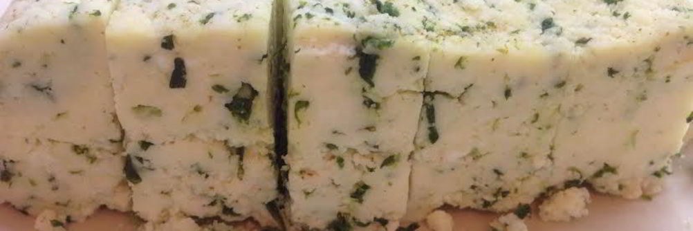 Домашний сыр на кефире с зеленью
