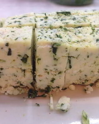 Домашний сыр на кефире с зеленью