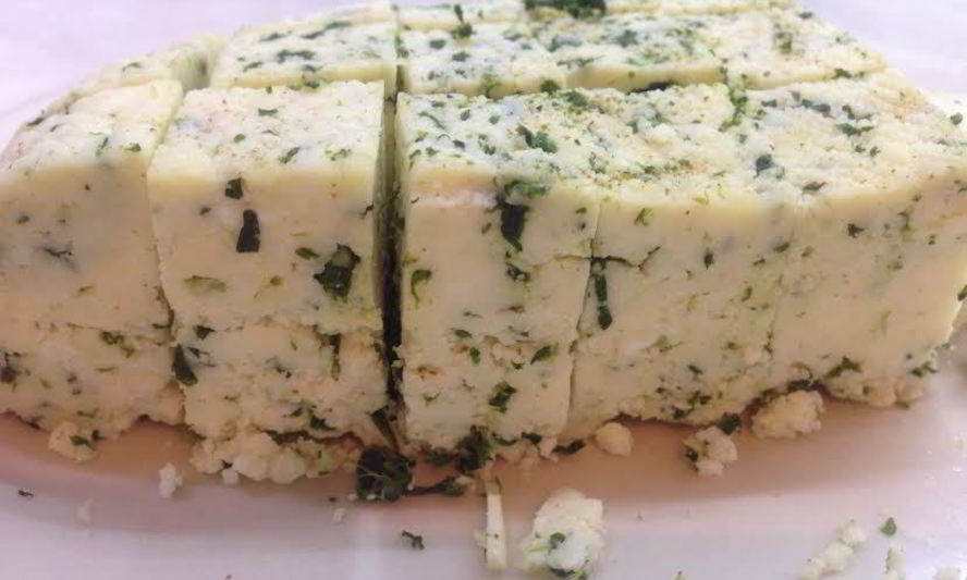 Рецепт домашнего сыра на кефире с зеленью