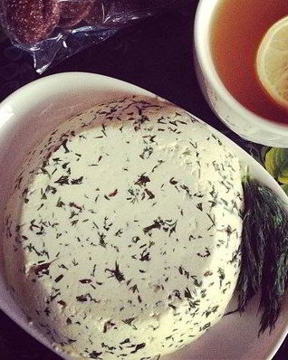 Домашний сыр с луком и тмином