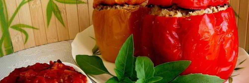 Фаршированные болгарские перцы с томатным соусом