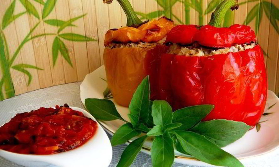Рецепт фаршированных болгарских перцев с томатным соусом
