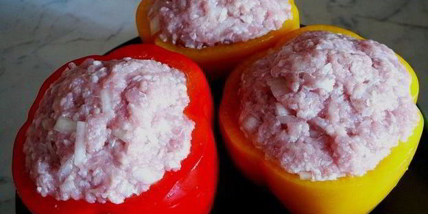 фаршированные болгарские перцы с томатным соусом