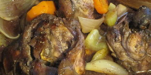 кролик, маринованный в красном вине, с овощами