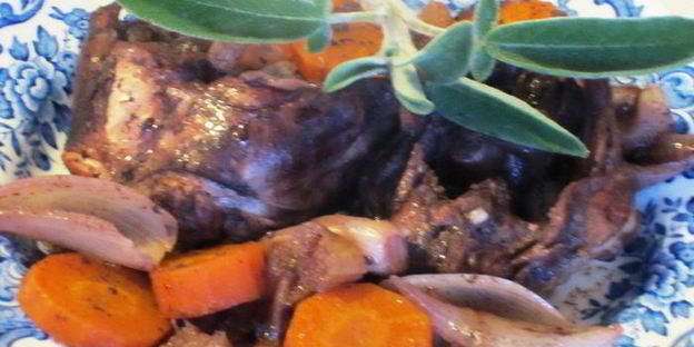 кролик, маринованный в красном вине, с овощами