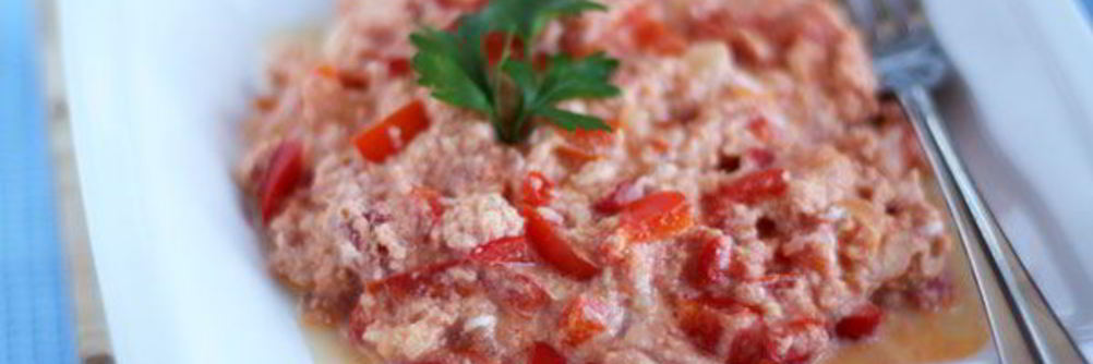 Миш-маш из поджаренных яиц, брынзы, свежего перца и специй