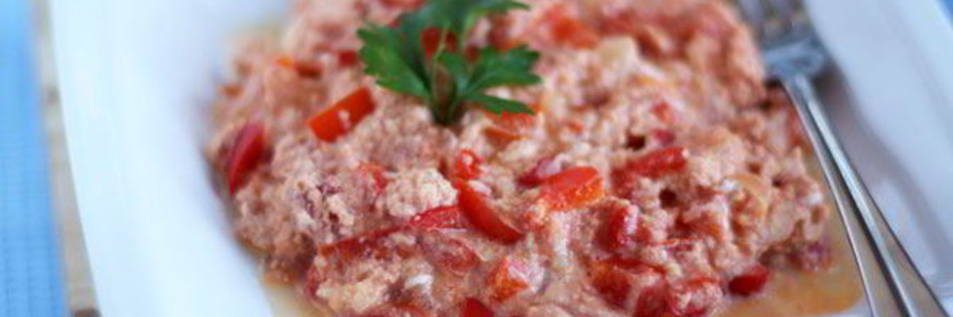 Миш-маш из поджаренных яиц, брынзы, свежего перца и специй