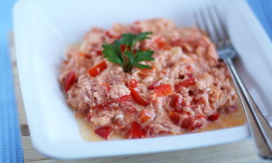 Рецепт миша-маша из поджаренных яиц, брынзы, свежего перца и специй