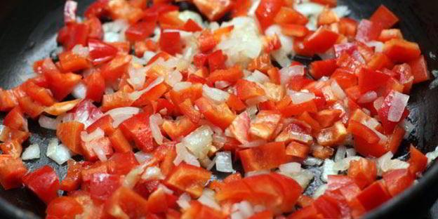 миш-маш из поджаренных яиц, брынзы, свежего перца и специй