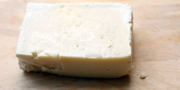 миш-маш из поджаренных яиц, брынзы, свежего перца и специй