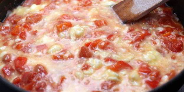 миш-маш из поджаренных яиц, брынзы, свежего перца и специй