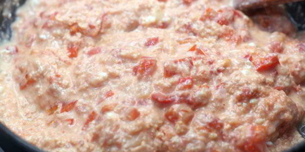 миш-маш из поджаренных яиц, брынзы, свежего перца и специй