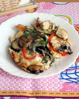 Баклажаны с курицей в омлете