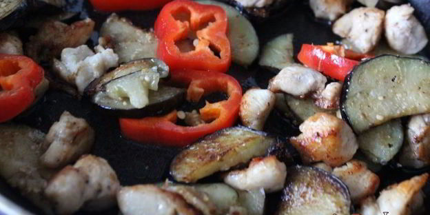 баклажаны с курицей в омлете