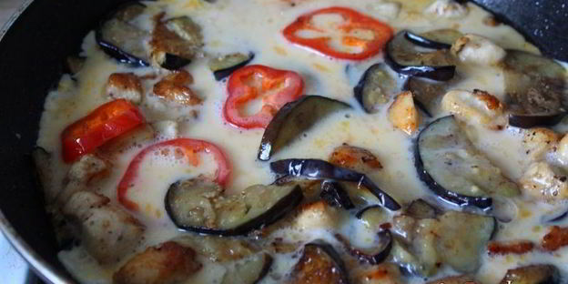 баклажаны с курицей в омлете