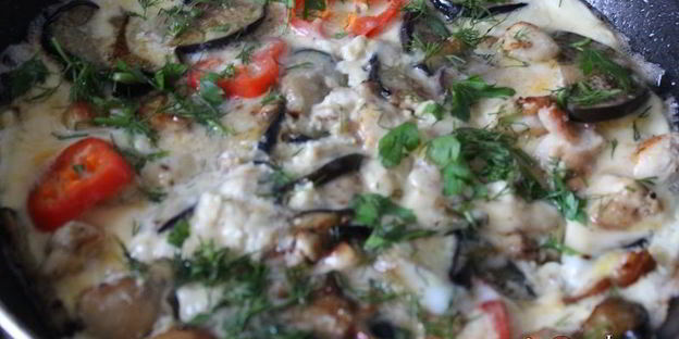 баклажаны с курицей в омлете