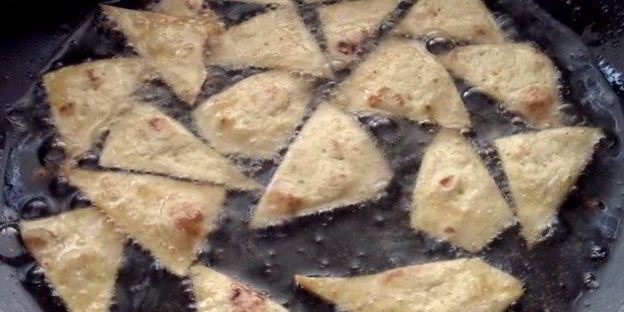 быстрый омлет из микроволновки с чипсами