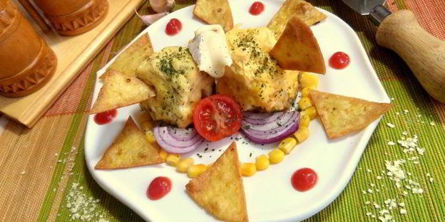 быстрый омлет из микроволновки с чипсами