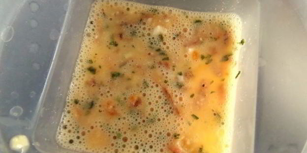 быстрый омлет из микроволновки с чипсами