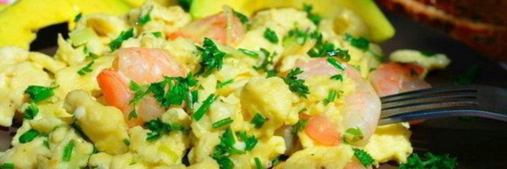 Быстрый омлет с креветками и зеленью