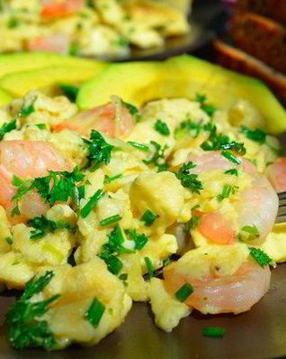 Быстрый омлет с креветками и зеленью