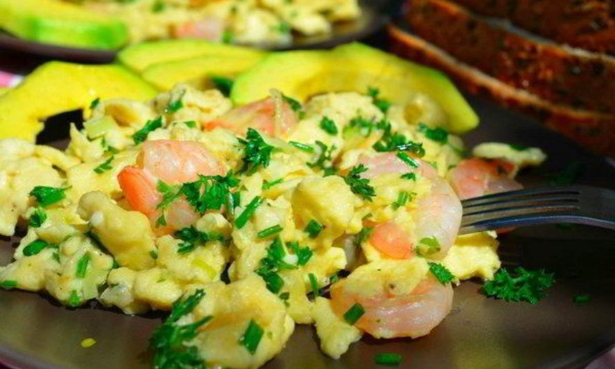 Рецепт быстрого омлета с креветками и зеленью