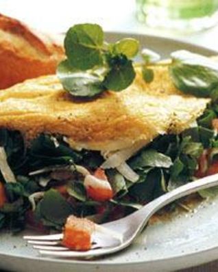 Французский омлет с кресс-салатом, сыром грюйер и помидорами