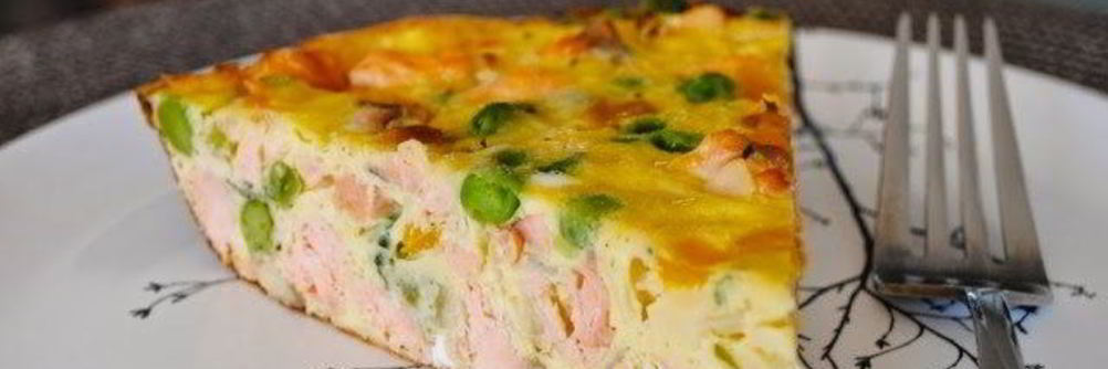 Фриттата с беконом, зеленым горошком и козьим сыром