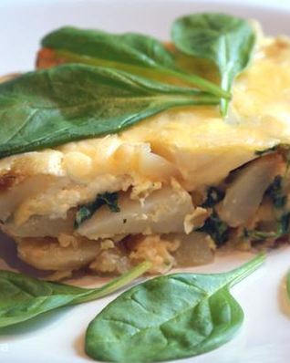 Фриттата с картофелем, шпинатом и творожным сыром