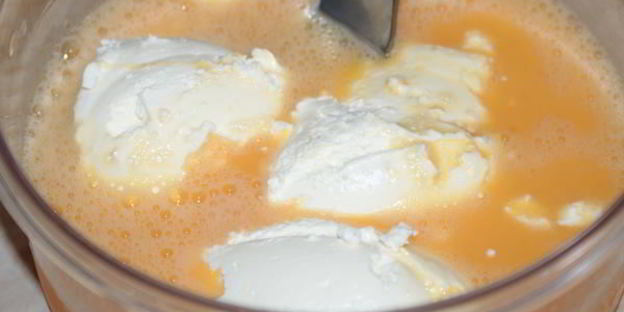 фриттата с картофелем, шпинатом и творожным сыром