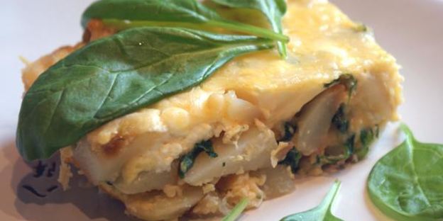 фриттата с картофелем, шпинатом и творожным сыром