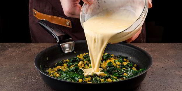 фриттата с кукурузой и шпинатом