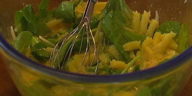 фриттата с макаронами и шпинатом