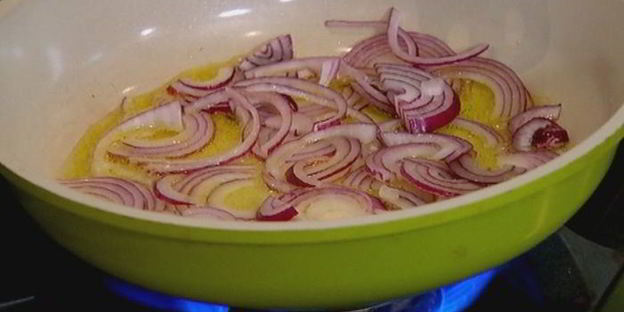 фриттата с сыром, тимьяном и вялеными помидорами