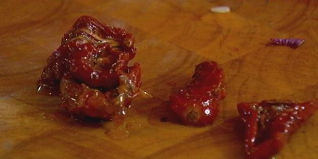 фриттата с сыром, тимьяном и вялеными помидорами