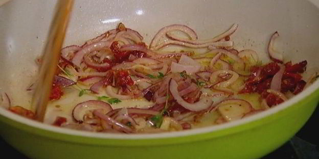 фриттата с сыром, тимьяном и вялеными помидорами