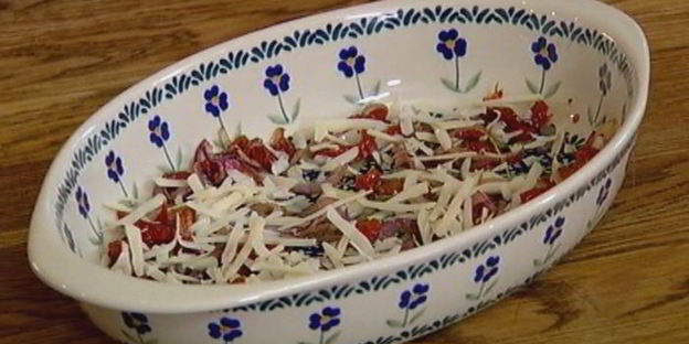 фриттата с сыром, тимьяном и вялеными помидорами