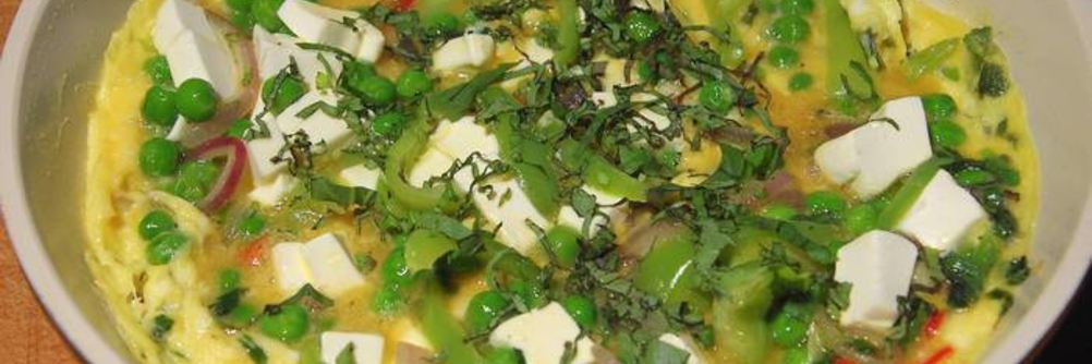 Фриттата со сладким перцем, зеленым горошком и фетой