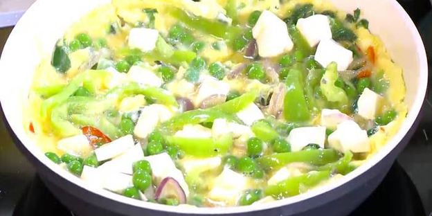 фриттата со сладким перцем, зеленым горошком и фетой