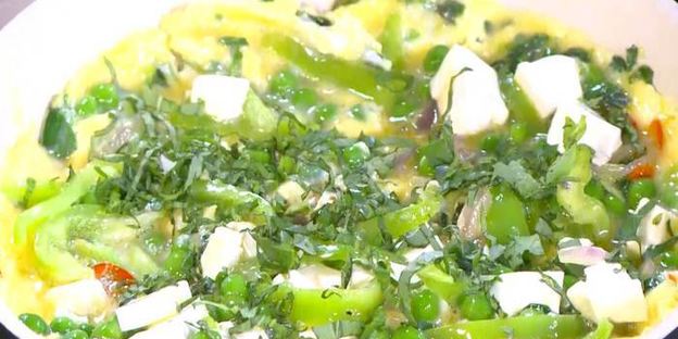 фриттата со сладким перцем, зеленым горошком и фетой