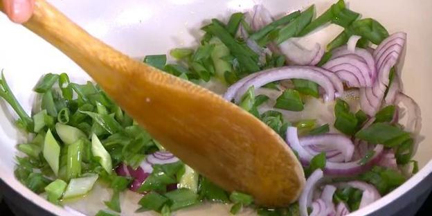 фриттата со сладким перцем, зеленым горошком и фетой