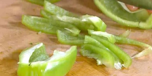 фриттата со сладким перцем, зеленым горошком и фетой