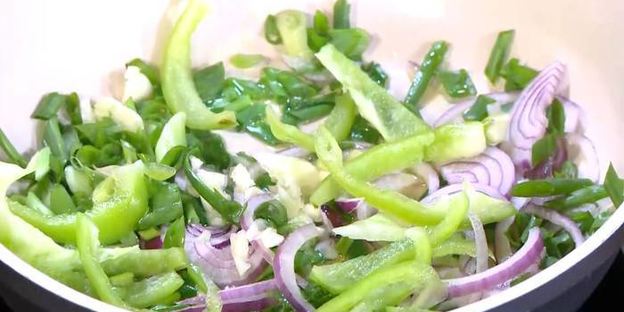 фриттата со сладким перцем, зеленым горошком и фетой