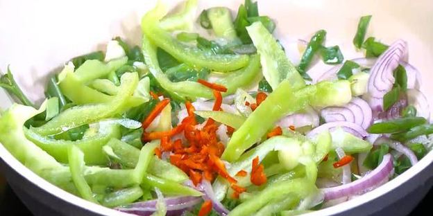 фриттата со сладким перцем, зеленым горошком и фетой