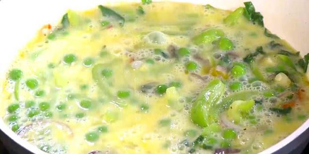 фриттата со сладким перцем, зеленым горошком и фетой