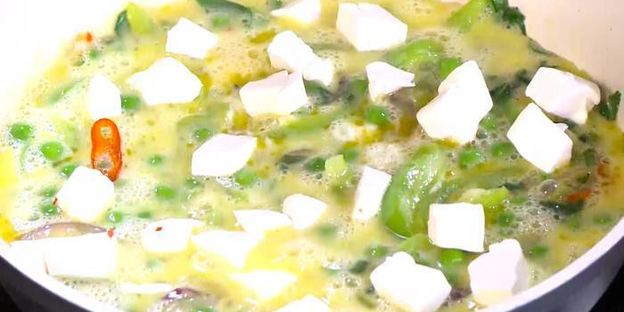 фриттата со сладким перцем, зеленым горошком и фетой